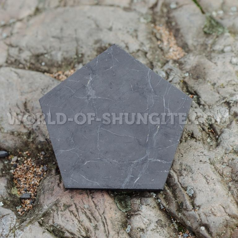  Пятиугольник полированный (пентагон) сторона 8cm из шунгита. 