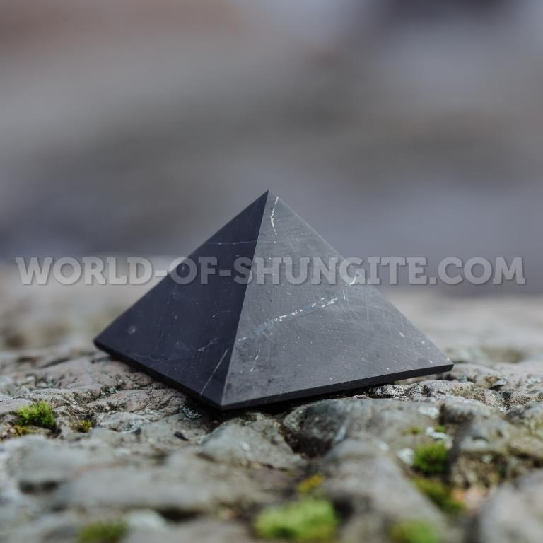 Пирамида неполированная из шунгита 5 см