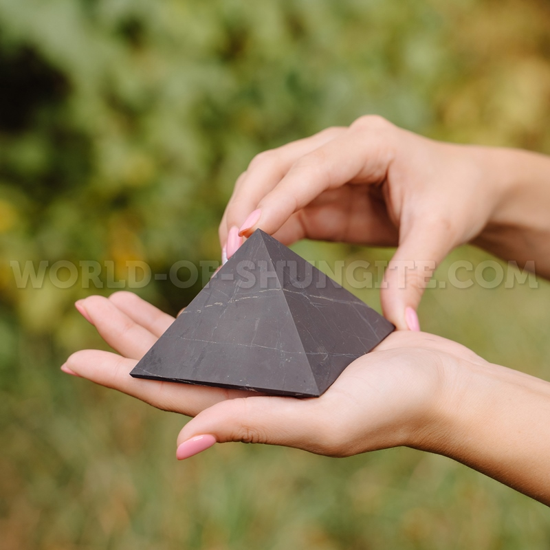 Пирамида неполированная из шунгита 8 см