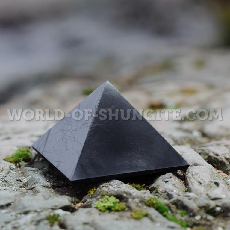 Пирамида полированная из шунгита 4 см