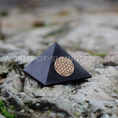 Пирамида "Цветок жизни" из шунгита - 5 см