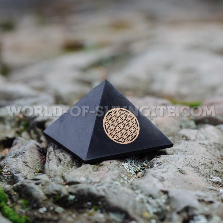 Пирамида "Цветок жизни" из шунгита - 5 см