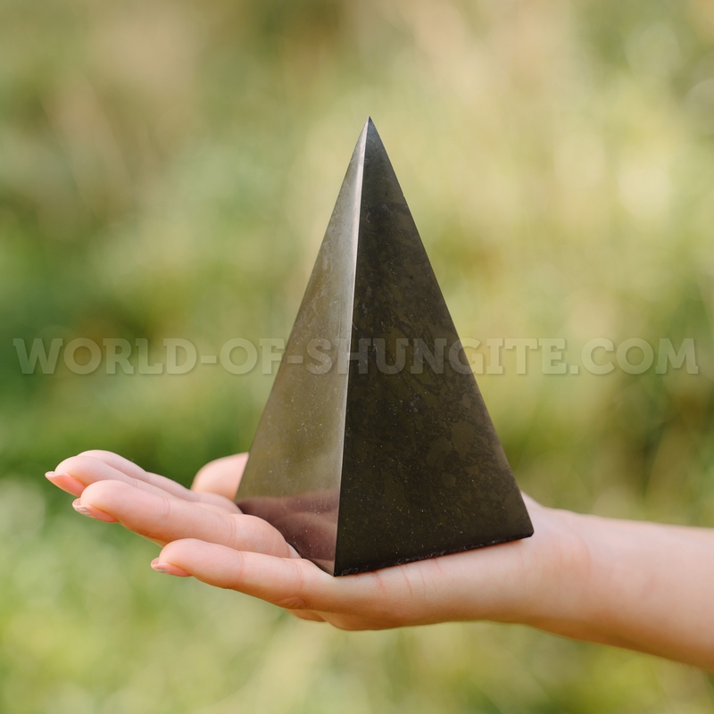Пирамида Голода полированная из шунгита 10 см