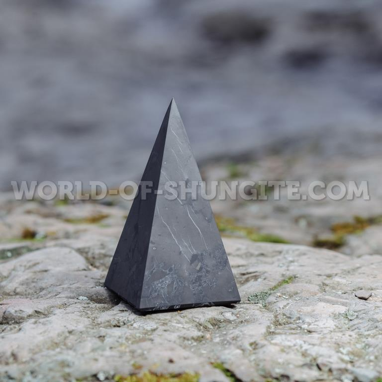 Пирамида Голода неполированная из шунгита 8см