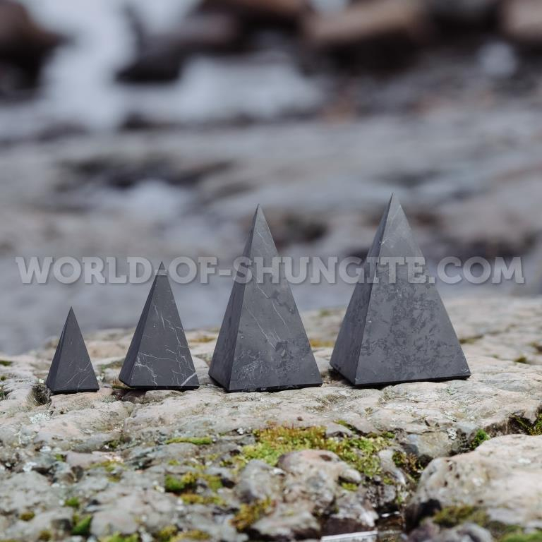 Пирамида Голода неполированная из шунгита 8 см