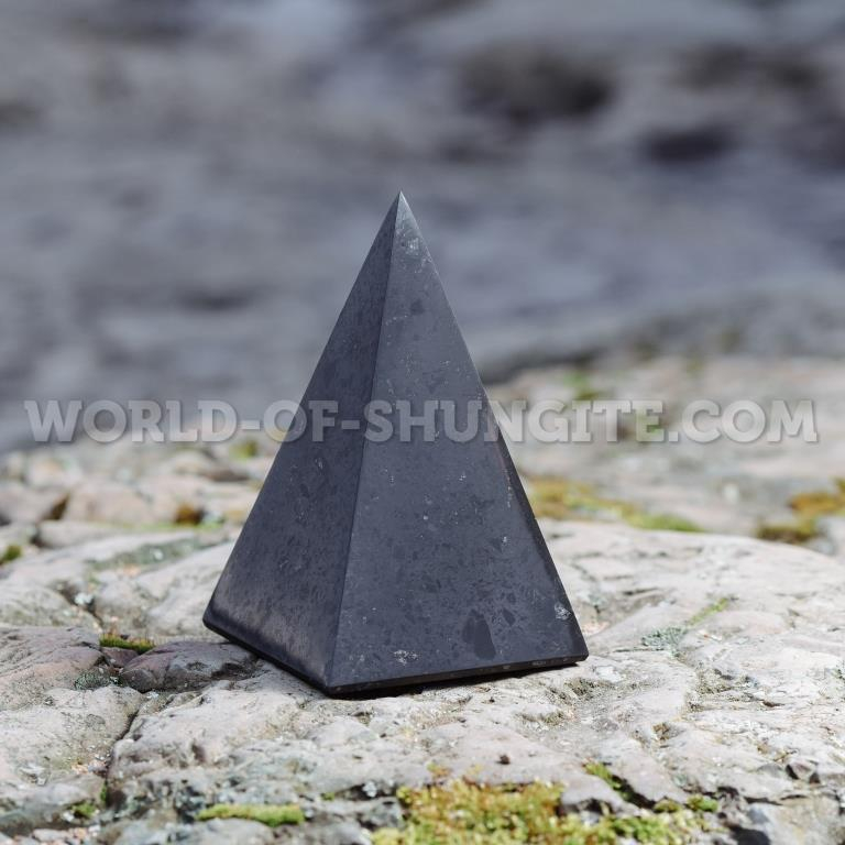 Пирамида Голода полированная из шунгита 6см.