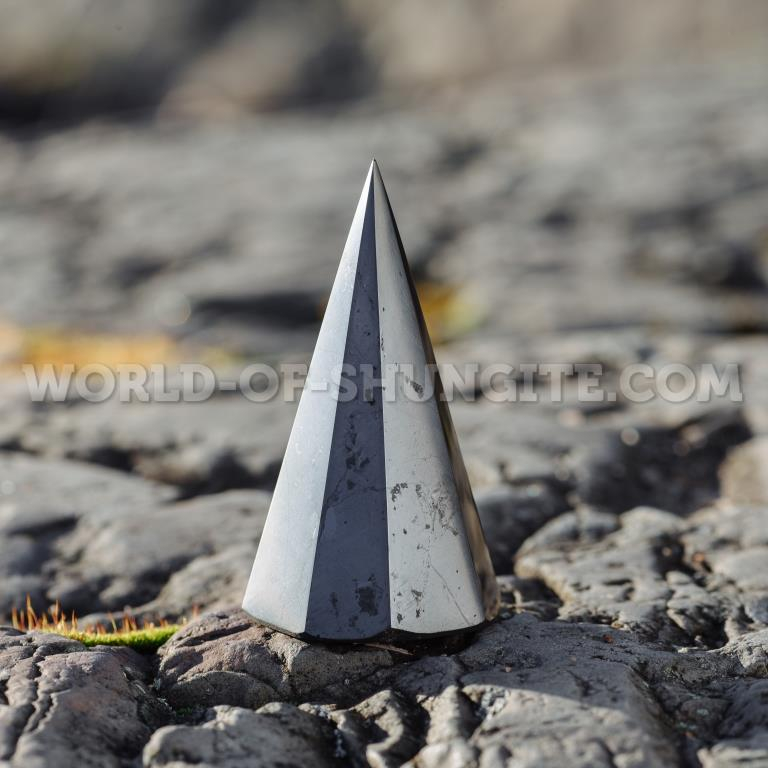 Пирамида полированная, 8-угольная, из шунгита 5 см