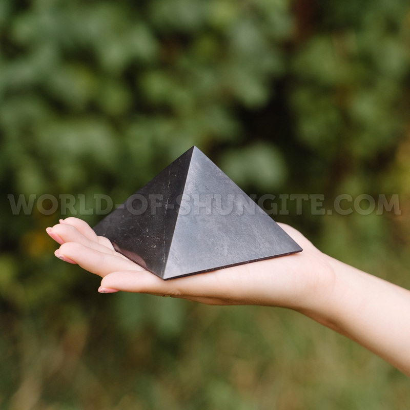 Пирамида полированная из шунгита 7см с индивидуальной лазерной гравировкой