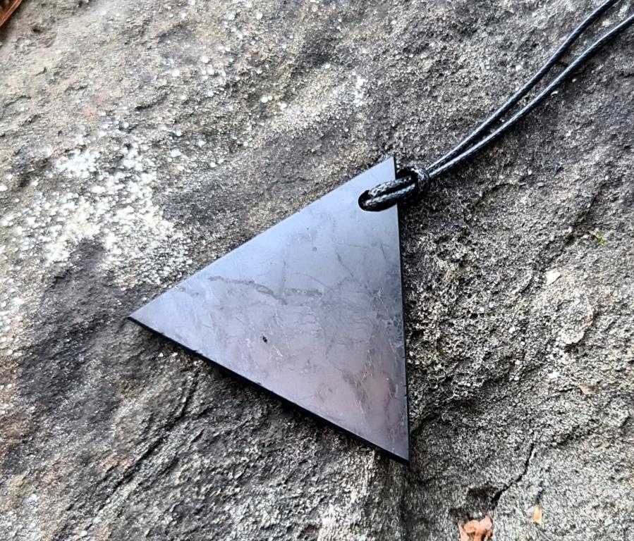 Кулон "Треугольник мужской" из шунгита