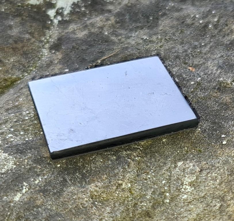 Пластинка полированная на магните 40х50 мм из шунгита
