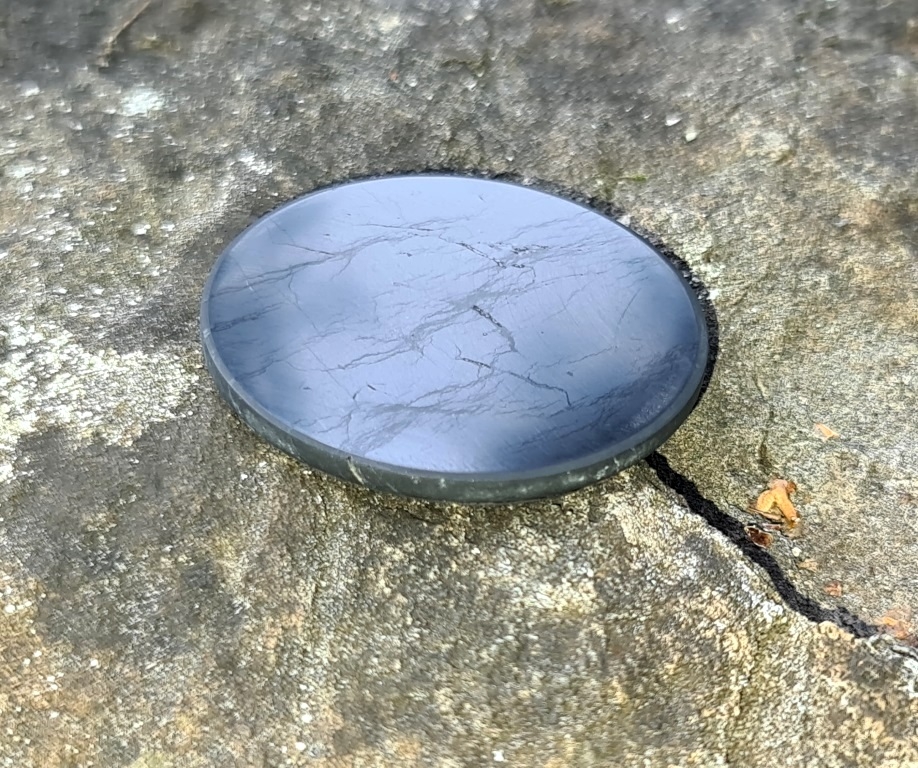 Пятачок полированный на магните 45 мм из шунгита.
