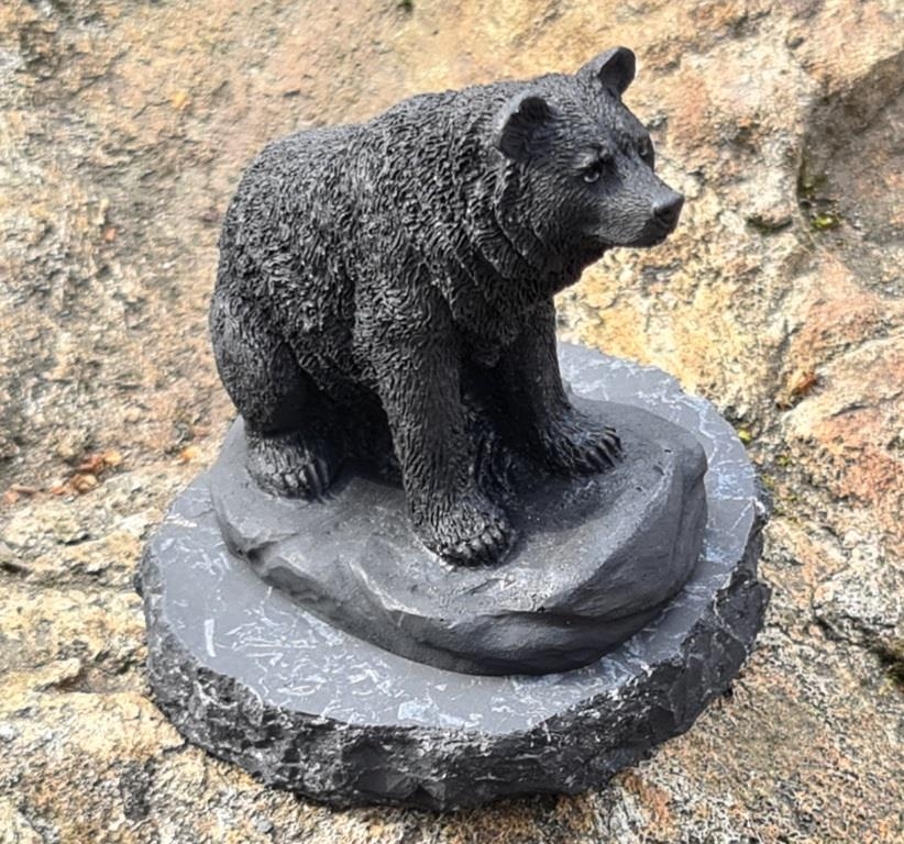  Фигурка Медведь на скале 