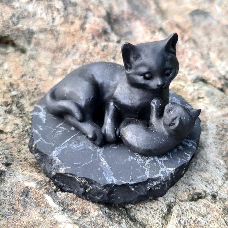 Кошка с котёнком