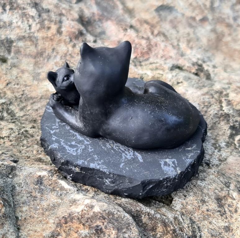 Кошка с котёнком