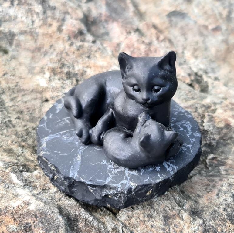 Кошка с котёнком