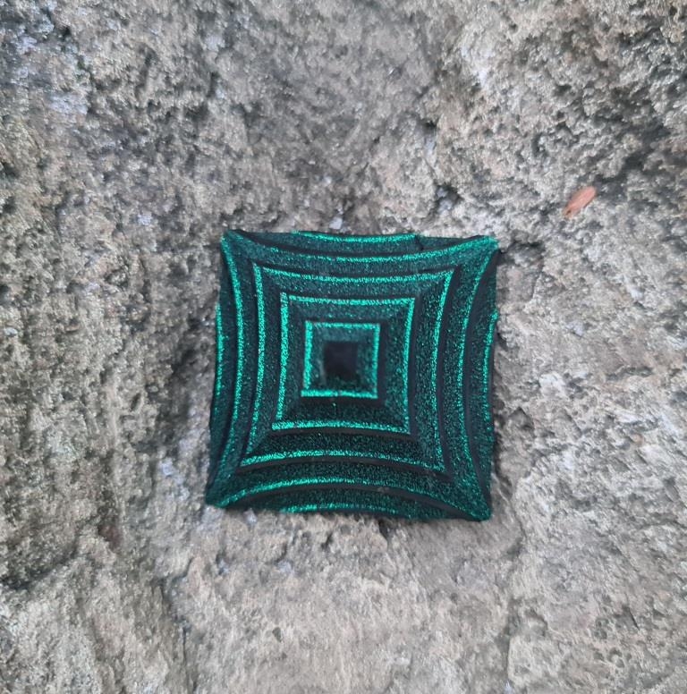 Пирамида 4 см из шунгита зелёная волна